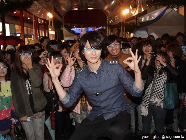 NOKIA Lumia 800/710芒果機開賣 嚴爵飆歌助陣