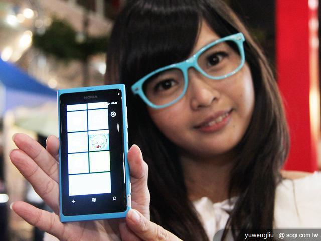 NOKIA Lumia 800/710芒果機開賣 嚴爵飆歌助陣