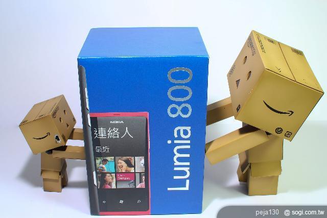【簡易開箱】阿楞的 Nokia Lumia 800 【簡易開箱】阿楞的 Nokia Lumia 800
