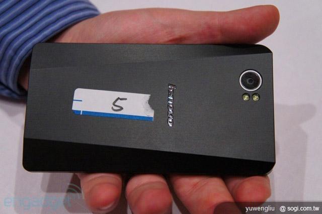 首款Intel Atom Medfield手機 聯想K800搶頭香【CES 2012】