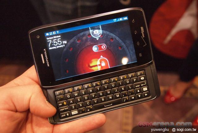 Verizon推MOTO DROID 4 實機CES現身【CES 2012】 Verizon推MOTO DROID 4 實機CES現身【CES 2012】