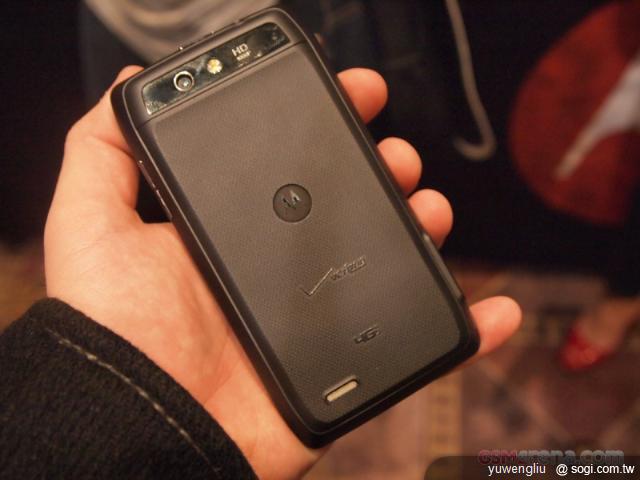 Verizon推MOTO DROID 4 實機CES現身【CES 2012】 Verizon推MOTO DROID 4 實機CES現身【CES 2012】