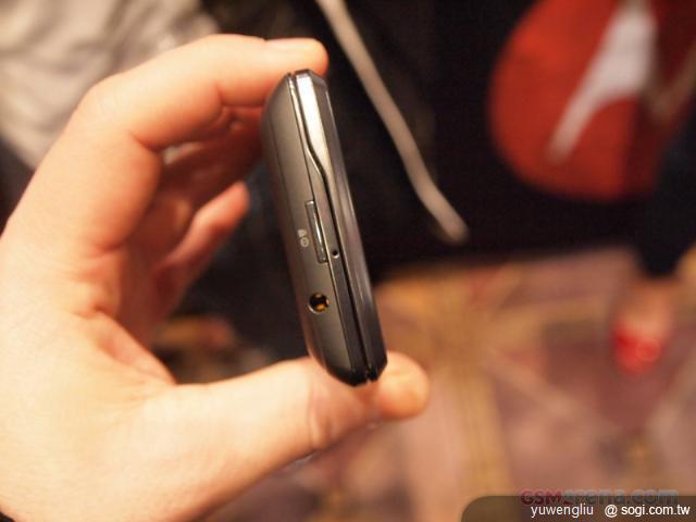 Verizon推MOTO DROID 4 實機CES現身【CES 2012】 Verizon推MOTO DROID 4 實機CES現身【CES 2012】