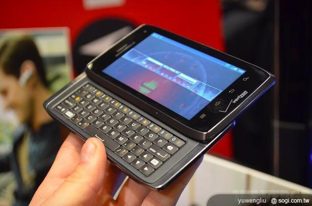 Verizon推MOTO DROID 4 實機CES現身【CES 2012】 Verizon推MOTO DROID 4 實機CES現身【CES 2012】