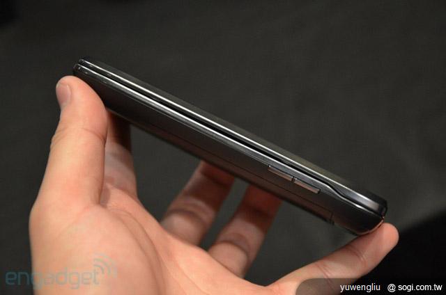 Verizon推MOTO DROID 4 實機CES現身【CES 2012】 Verizon推MOTO DROID 4 實機CES現身【CES 2012】