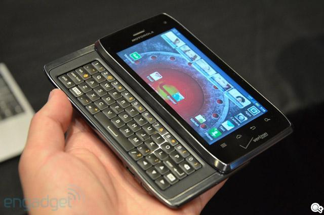 Verizon推MOTO DROID 4 實機CES現身【CES 2012】 Verizon推MOTO DROID 4 實機CES現身【CES 2012】