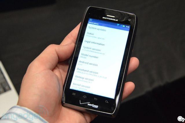 Verizon推MOTO DROID 4 實機CES現身【CES 2012】 Verizon推MOTO DROID 4 實機CES現身【CES 2012】