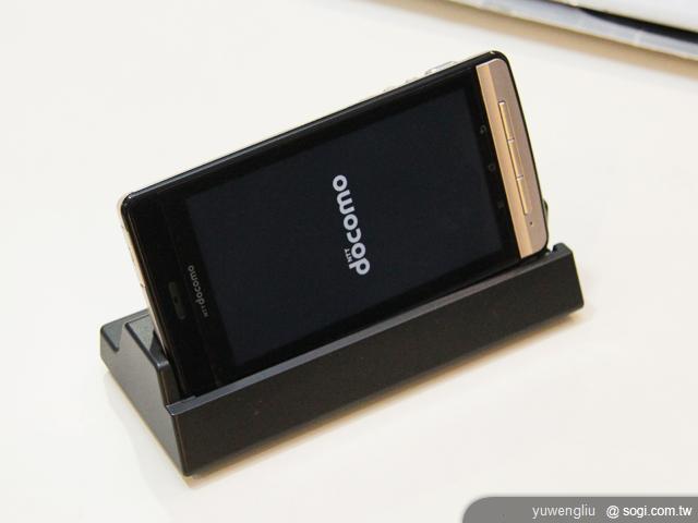 Panasonic P-02D LUMIX智慧攝錄高手