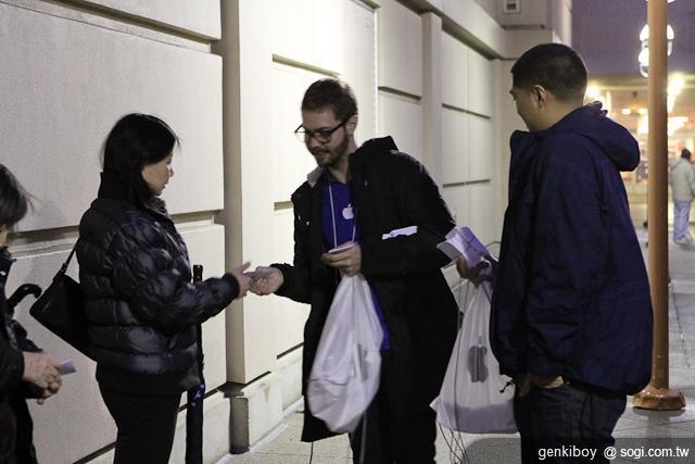 The New iPad美國雨中開賣!火速開箱 The New iPad美國雨中開賣!火速開箱