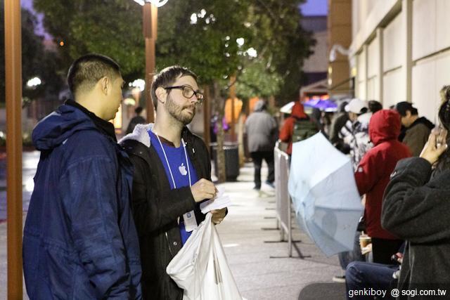 The New iPad美國雨中開賣!火速開箱 The New iPad美國雨中開賣!火速開箱