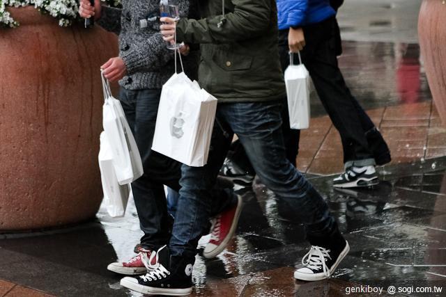 The New iPad美國雨中開賣!火速開箱 The New iPad美國雨中開賣!火速開箱