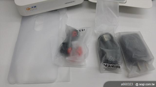 正港的 hTC One Max 809D 亞太電信 雙卡巨屏 全球版 開箱照
